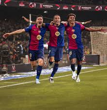 Lewandowski, Raphinia et Yamal qui imitent la célébration de la MSN