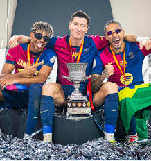 Photo de Lewandowski, Raphinia et Yamal après la victoire en Supercoupe d'Espagne